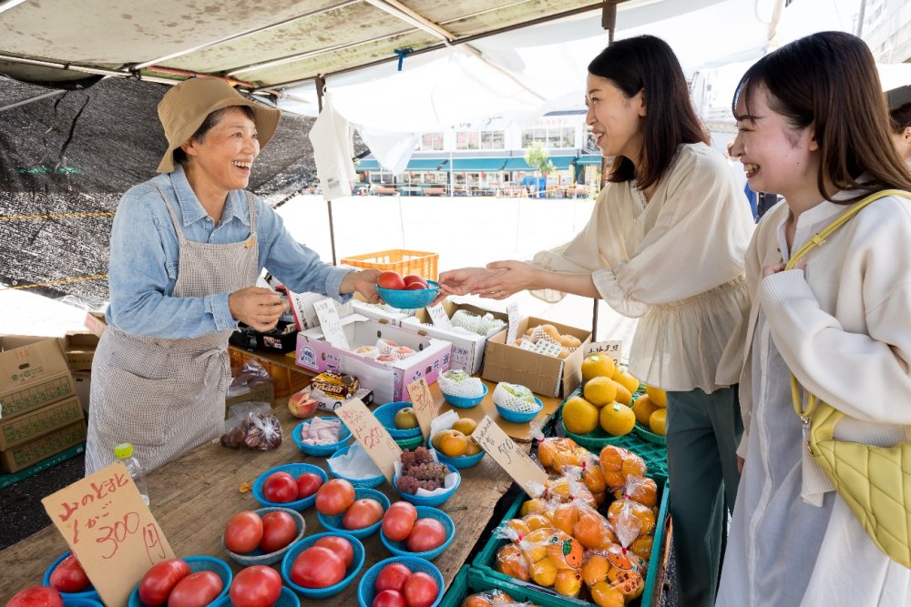 人, 食品, 女性, テーブル が含まれている画像
自動的に生成された説明